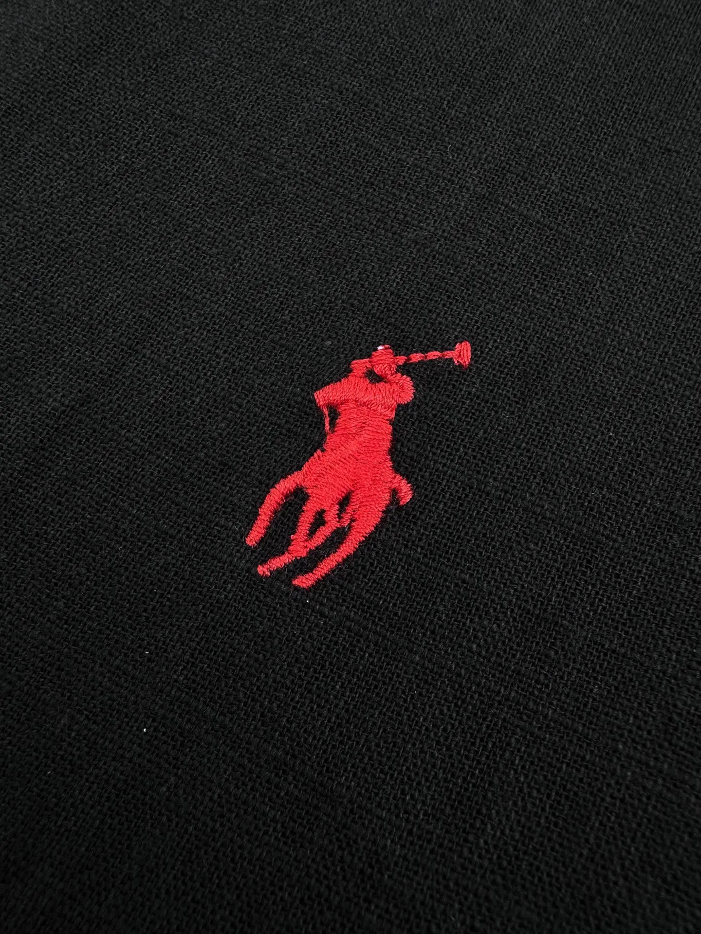 P270 Ralph Lauren logo embroidered short-sleeved shirt. Selected high-quality linen and cotton plain fabric with natural texture and breathability. Tight and smooth, comfortable and close to the skin. Elegantly presented in a deep black. The iconic red pony embroidery is like a smart note jumping on the black canvas. Simple but highly recognizable. The clever design of the external pleated split back shoulder adds a sense of agility and detachment in a minimalist shape. Contains the soul of fashion. Process 1: Adopt imported machine embroidery technology and use advanced computer control systems and precision mechanical components to achieve the iconic pony embroidery operation with high precision and smooth and delicate lines. Process 2: Adopt side-turning buried clamp stitching process, which is smooth and tidy. Process 3: The fabrics have been washed and have a better hand feel. Not easy to deform, not easy to shrink, not easy to fade, and maintain long-term beauty. Accessories: Customized 1:1 thick plate resin buckle Customized 1:1 Ralph Lauren trademark Fit: Loose fit Size: S M L XL Style number: CC926